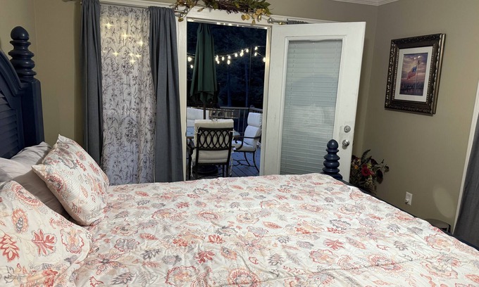 Cornelia Other | 2-bedroom farmhouse on the Chattahoochee River. Kayaking, fishing, hot tub.