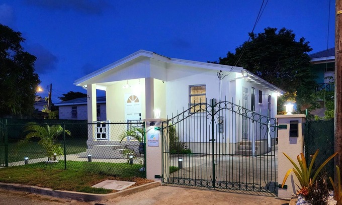 Oistins House | 2 Bedroom Garden Oasis near Beach, Airport, Nightlife