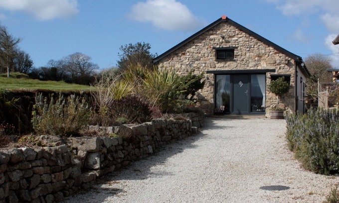 Mabe Cottage | 2 Bedroom Holiday Home - with Hot Tub & EV Charger