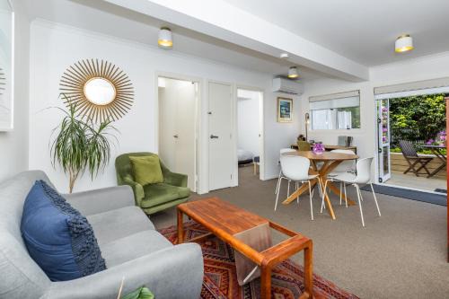 Hamilton East Apartment | 2 Bedroom Home away from Home near CBD & private parking