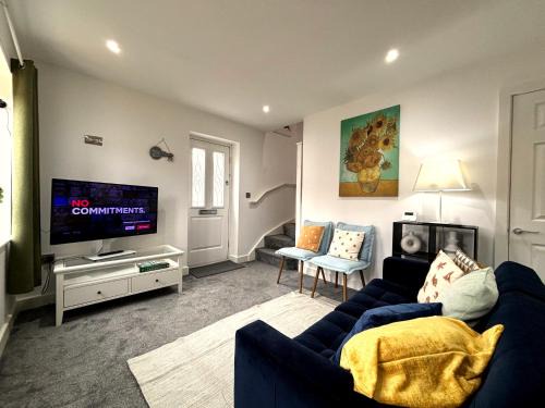 Sandbach House | 2 Bedroom House - Private Parking - Central