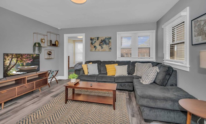 Bay View Apartment | 2 Bedroom Modern Apt | Heart Of Bayview Milwaukee