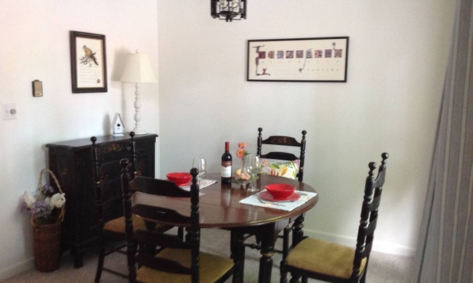 Lee House | 2 Bedroom renovated townehouse, #5 , Beautifully decorated at Garfield House