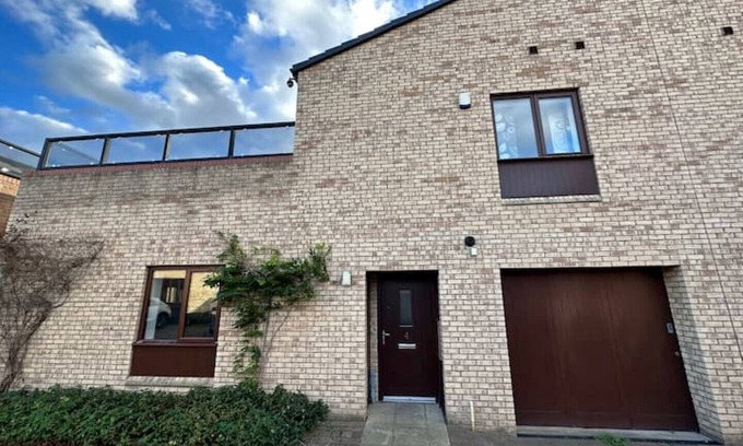 Stockton-on-Tees House | 2 Bedroom Riverside Property with Roof Terrace