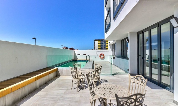Cape Town City Centre Apartment | 2-BR Apartment with Pool & Secure Parking