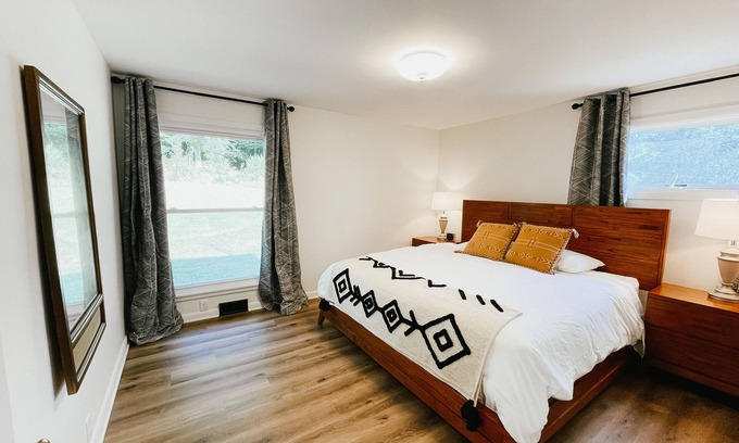 Millersburg House | 2 Br home with Hot-Tub! Quiet, dead end street