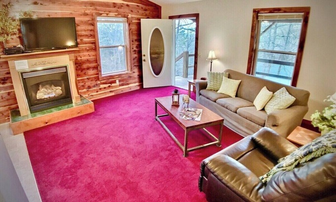 Eureka Springs Cabin | #2 Charming Cabin/Home - Giant Spa Tub, Family/Pet Friendly - Cedar Creek Cabins