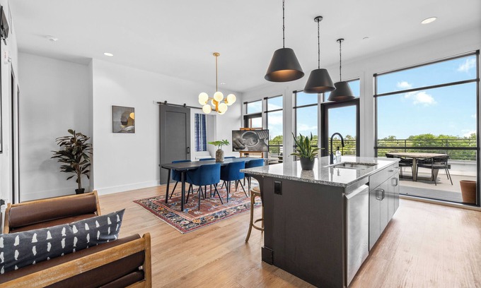 Melrose Condo | 2 Condos- 8 Min to Broadway-Rooftop Views-5 King