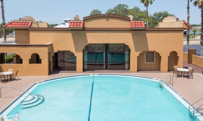 St. Augustine Hotel | 2 Convenient Spaces, Pool, Free Parking and Close to Fountain of Youth!