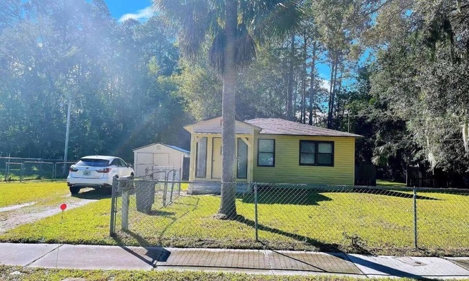 Arlington House | 2 Cozy bedroom house W/huge patio!