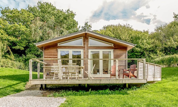 Looe House | 2 HEDGEROWS, family friendly, with hot tub in Lanreath