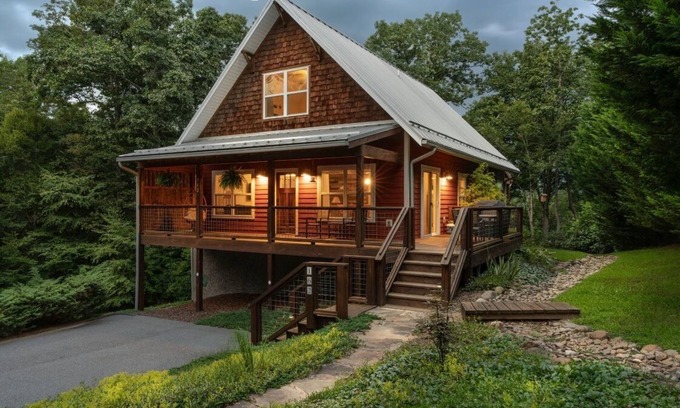 Horse Shoe Cabin | 2 King Beds/Mountain Views/Near the Ecusta Bike Trail/Clean & Well Stocked