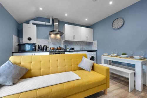 Bedford Apartment | 2 King or 4 Single Beds Workspace Walk to Bedford Station Parking Wi-Fi