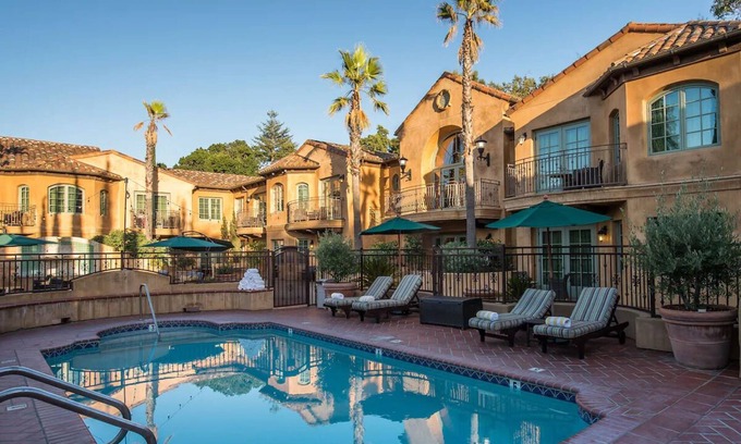 Los Gatos Hotel | 2 Luxury Room with Pets Allowed, Pool & Free Parking in Silicon Valley