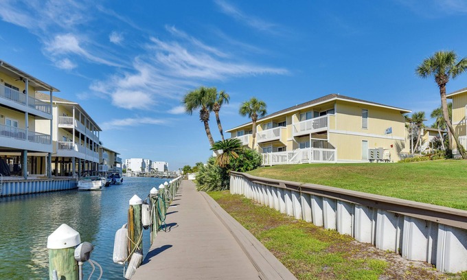 Holiday Isle Condo | 2 Mi to HarborWalk Village: Cozy Condo w/Balcony