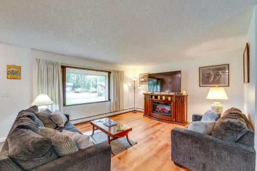 Mendenhall Valley House | 2 Mi to Mendenhall Glacier Forest-View Sanctuary!