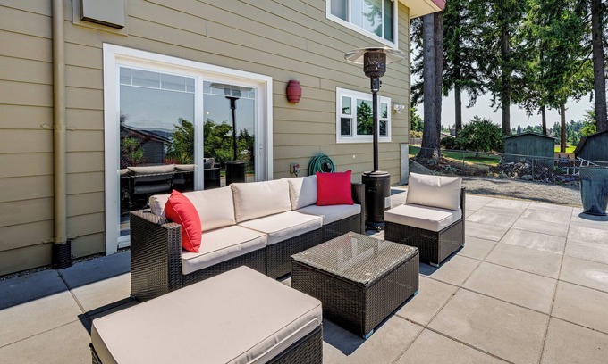 Des Moines Apartment | 2 Mi to Saltwater State Park: Home in Des Moines