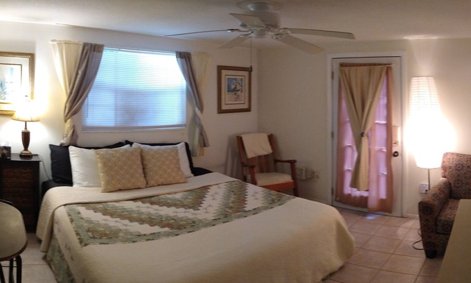 Gulf Gate Estates Apartment | 2 Miles to Siesta Key