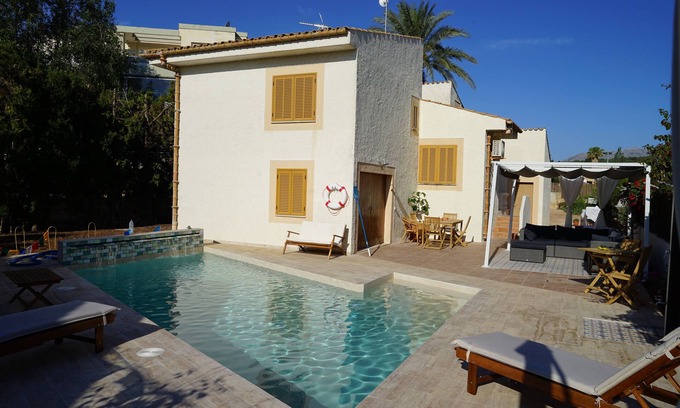 Puerto de Pollensa Villa | 2 mins from the sea : Villa with pool, ideal for large families/groups on hols