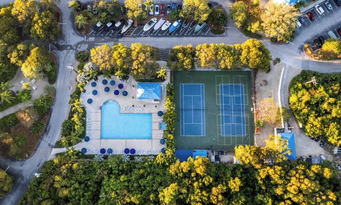 Tavernier Apartment | 2 Ocean View Units w/Full Kitchens! Enjoy Outdoor Swimming Pool & Beach Access