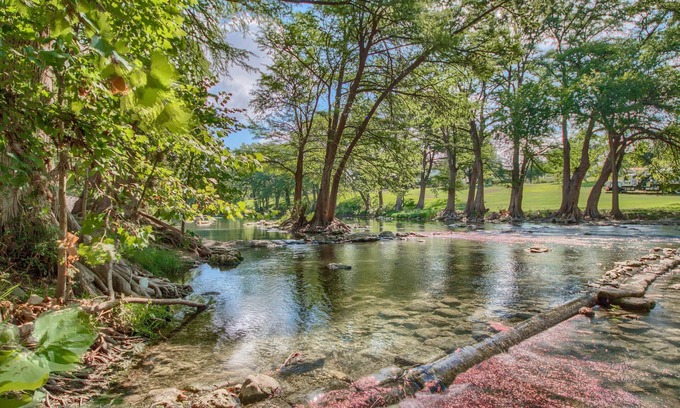 New Braunfels Condo | 2 Pools, 4 Hot tubs on the Guadalupe River! Walk to Schlitterbahn!