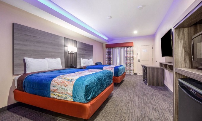 Houston House | 2 Queen Bed Room, Scottish Inns, Free Parking, Close to Houston Memorial Park