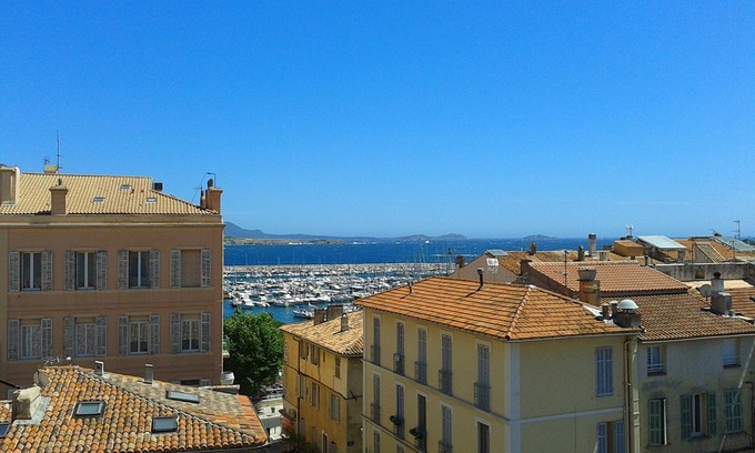 Bandol Apartment | 2-room air-conditioned apartment. Sea and harbour view, quiet town centre