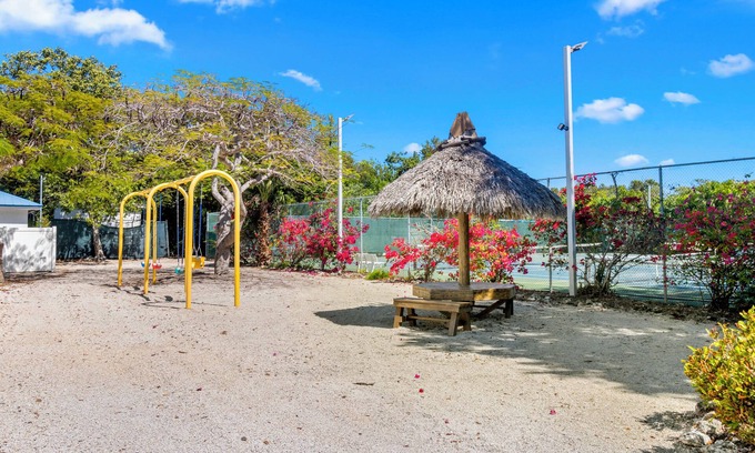 Tavernier Apartment | 2 Spacious Suites w/Full Kitchens! Enjoy Outdoor Swimming Pool & Beach Access!