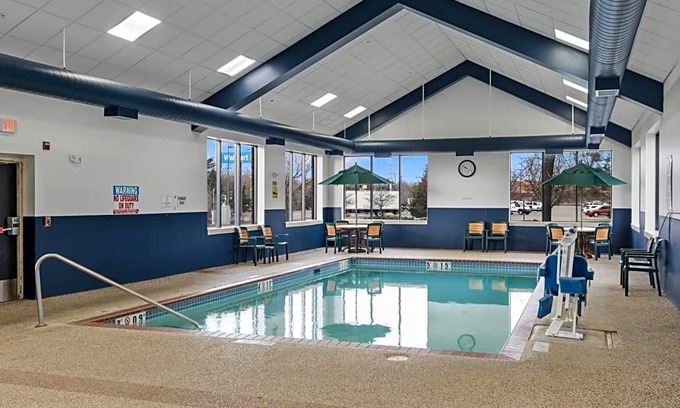 East Bloomington Hotel | 2-Star Hotel ∙ Quality Inn & Suites Mall of America - MSP Airport