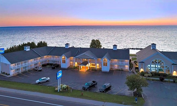 St Ignace Hotel | 2-Star Hotel ∙ Baymont by Wyndham St. Ignace Lakefront