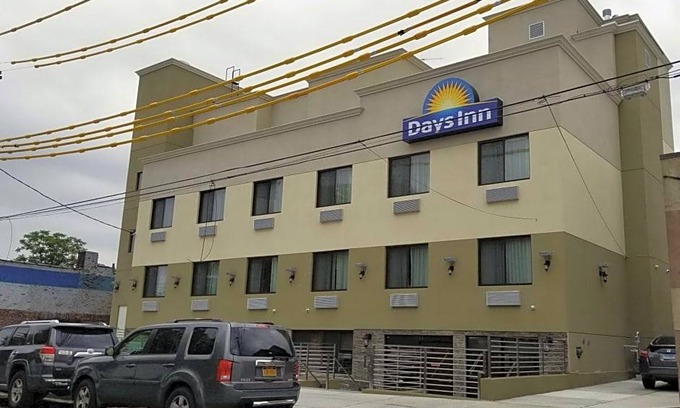Flatlands Hotel | 2-Star Hotel ∙ Days Inn by Wyndham Brooklyn Marine Park