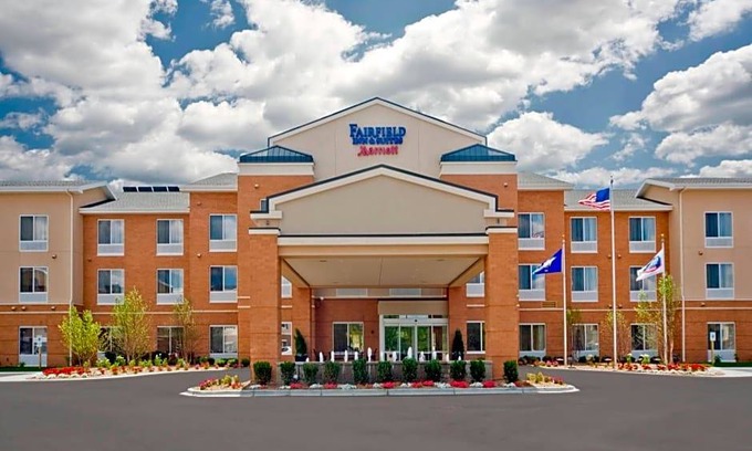 Oak Creek Hotel | 2-Star Hotel ∙ Fairfield Inn & Suites by Marriott Milwaukee Airport