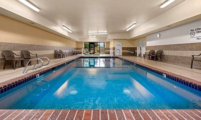 Burlington Hotel | 2-Star Hotel ∙ Hampton Inn & Suites Burlington