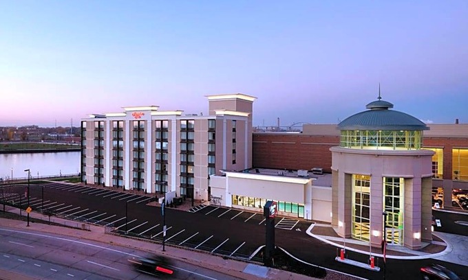 Green Bay Hotel | 2-Star Hotel ∙ Hampton Inn Green Bay Downtown