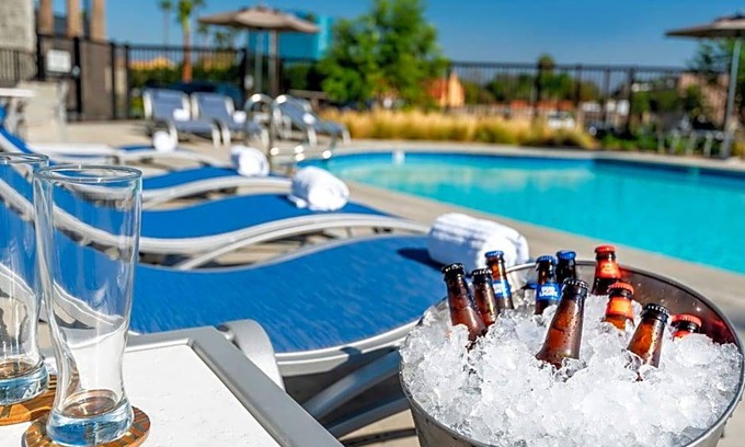 Lyon Street Hotel | 2-Star Hotel ∙ Holiday Inn Express & Suites Santa Ana - Orange County, an IHG Hotel