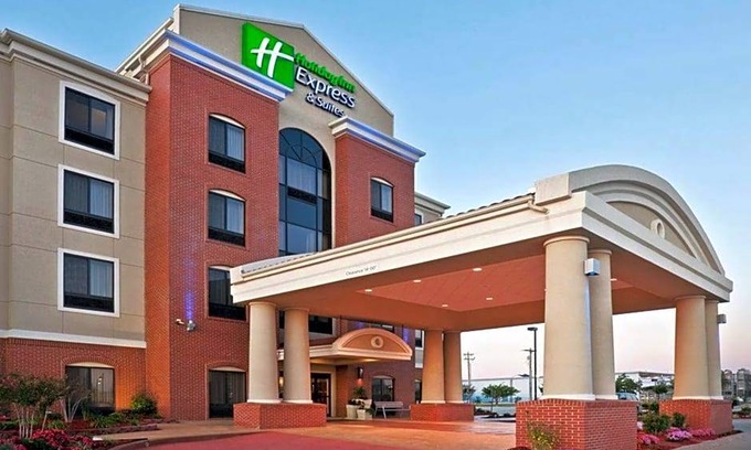 Grapeville Hotel | 2-Star Hotel ∙ Holiday Inn Express Greensburg, an IHG Hotel