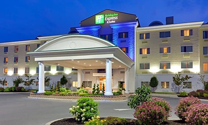 Watertown Hotel | 2-Star Hotel ∙ Holiday Inn Express Hotel & Suites Watertown - Thousand Islands, an IHG Hotel