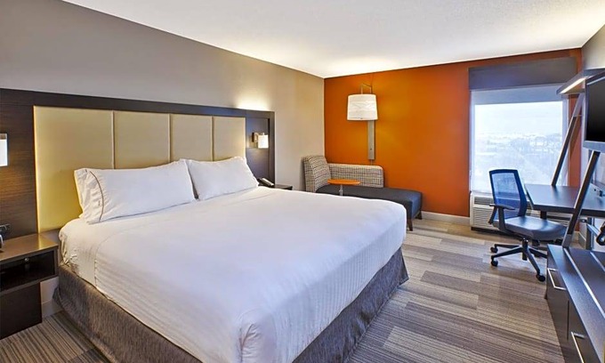 Bedford Park Hotel | 2-Star Hotel ∙ Holiday Inn Express & Suites Chicago-Midway Airport, an IHG Hotel