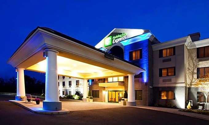 North Syracuse Hotel | 2-Star Hotel ∙ Holiday Inn Express Syracuse Airport, an IHG Hotel