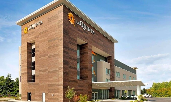 Burlington Hotel | 2-Star Hotel ∙ La Quinta Inn & Suites by Wyndham Burlington