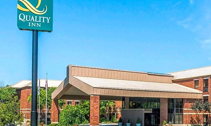 Auburn Hills Hotel | 2-Star Hotel ∙ Quality Inn Auburn Hills