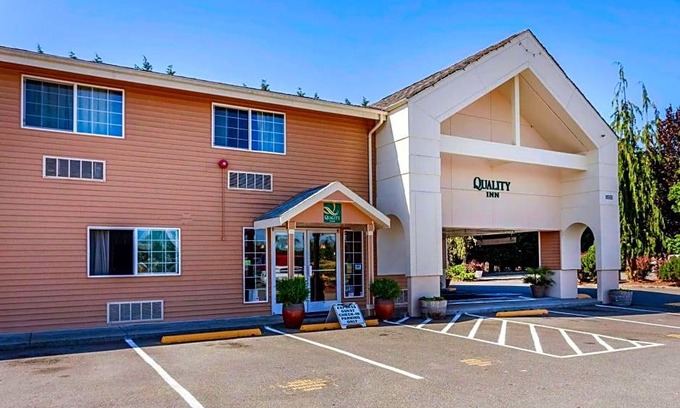 Arlington Hotel | 2-Star Hotel ∙ Quality Inn Arlington
