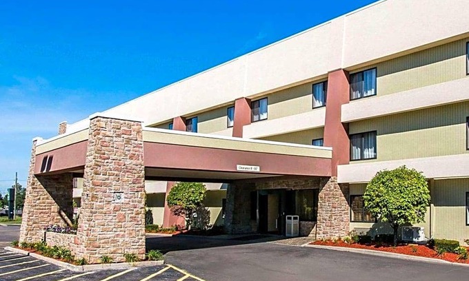 Warren Hotel | 2-Star Hotel ∙ Quality Inn & Suites Warren - Detroit