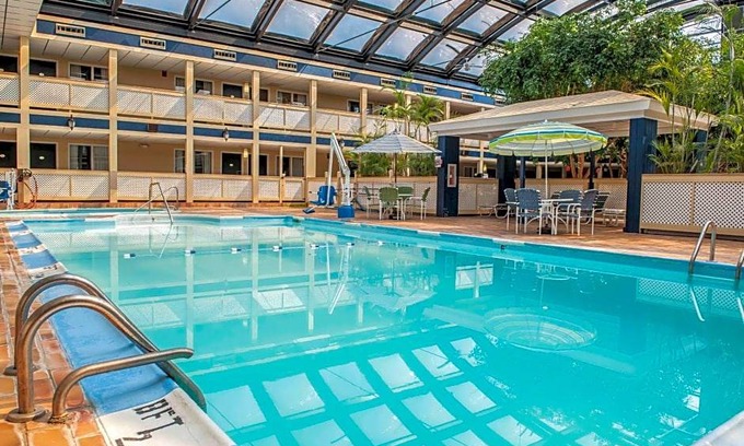 Wayne Hotel | 2-Star Hotel ∙ Ramada by Wyndham Indianapolis Speedway