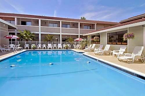 Cully Hotel | 2-Star Hotel ∙ Ramada by Wyndham Portland Airport