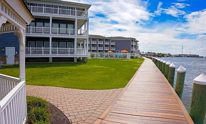 Chincoteague Hotel | 2-Star Hotel ∙ Comfort Suites Chincoteague Island Bayfront Resort