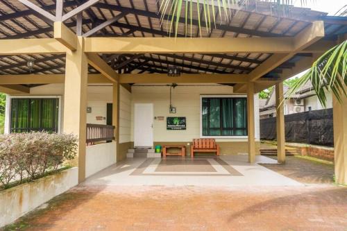 Labu House | 2 Storey Semi-D Homestay Nilai and KLIA, F1 Sepang with Pool