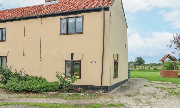 Norwich Cottage | 2 STUD COTTAGE, family friendly, with a garden in Buxton, Norfolk
