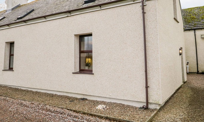 Hunspow Cottage | 2 THURDISTOFT FARM COTTAGE, pet friendly, with open fire in Thurso