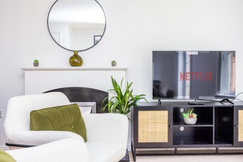 Langley Marish House | 2 Tracy Avenue